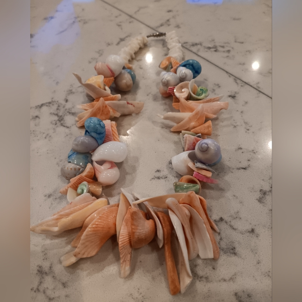 VINTAGE SEA SHELL NECKLACE OF GORGEOUSNESS